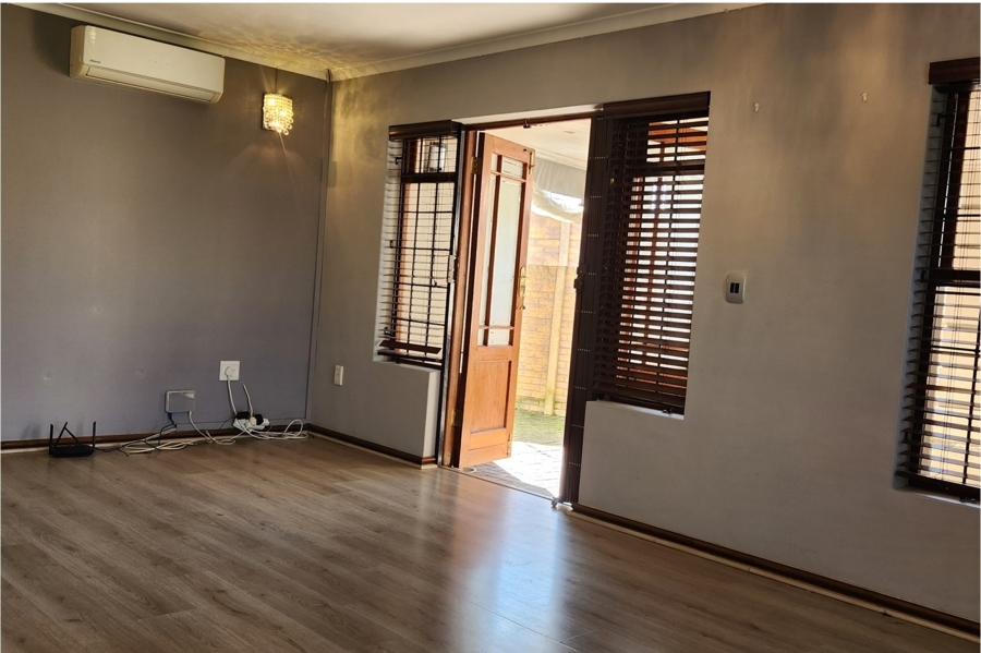 2 Bedroom Property for Sale in Uitzicht Western Cape